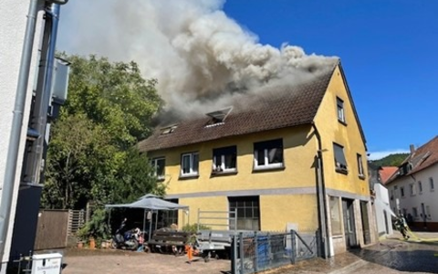 POL-PDPS: Dachstuhl steht in Flammen - Foto: presseportal.de POL-PDPS: Dachstuhl steht in Flammen - Foto: presseportal.de
