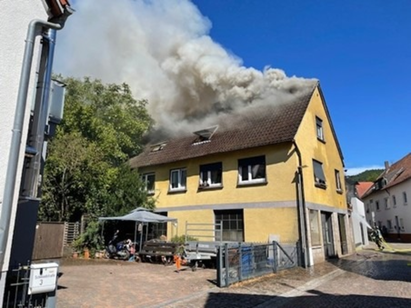 POL-PDPS: Dachstuhl steht in Flammen - Foto: presseportal.de