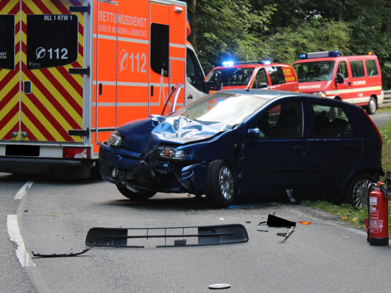 POL-MI: Pkw kollidiert mit Löschfahrzeug - Foto: presseportal.de