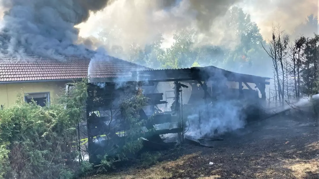 LPI-NDH: Carport in Brand - Flammen greifen teilweise auf Wohnhaus über - Bild: presseportal.de