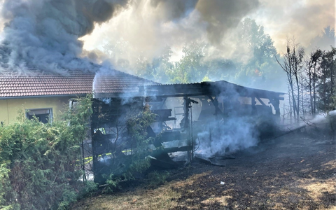 LPI-NDH: Carport in Brand - Flammen greifen teilweise auf Wohnhaus über - Foto: presseportal.de