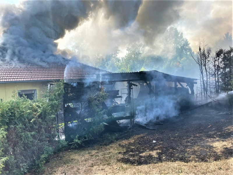 LPI-NDH: Carport in Brand - Flammen greifen teilweise auf Wohnhaus über - Foto: presseportal.de