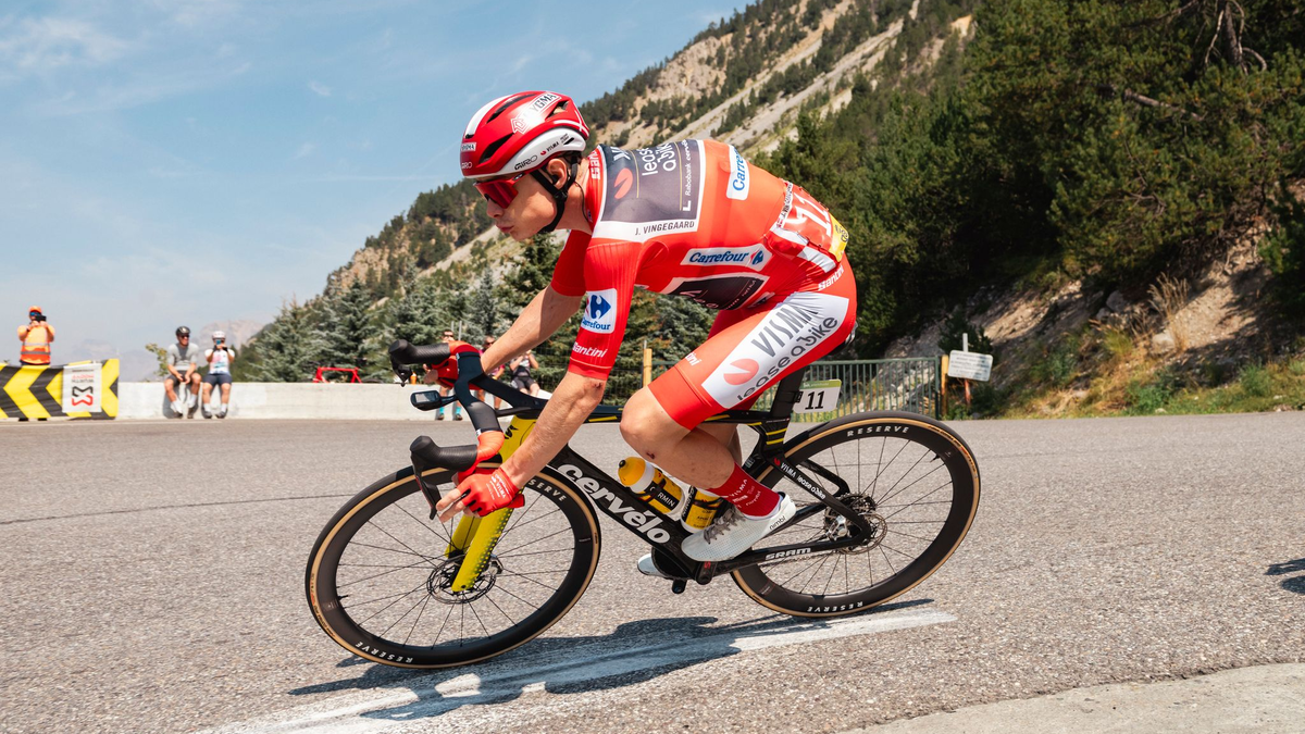 Der dänische Rad-Star Jonas Vingegaard im Roten Trikot des Gesamtführenden.  - Foto: Matteo Secci/ZUMA Press Wire/dpa
