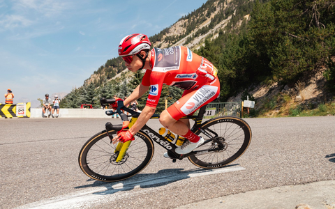 Der dänische Rad-Star Jonas Vingegaard im Roten Trikot des Gesamtführenden.  - Foto: Matteo Secci/ZUMA Press Wire/dpa
