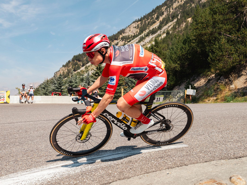 Der dänische Rad-Star Jonas Vingegaard im Roten Trikot des Gesamtführenden.  - Foto: Matteo Secci/ZUMA Press Wire/dpa
