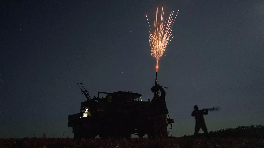 Erneut wird die ukrainische Flugabwehr gefordert. (Archivbild) - Bild: Evgeniy Maloletka/AP/dpa