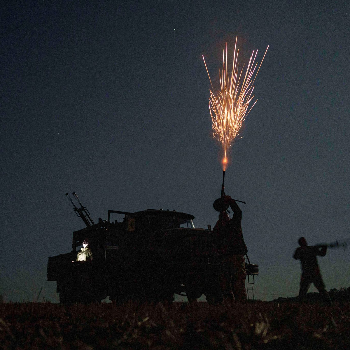 Erneut wird die ukrainische Flugabwehr gefordert. (Archivbild) - Foto: Evgeniy Maloletka/AP/dpa