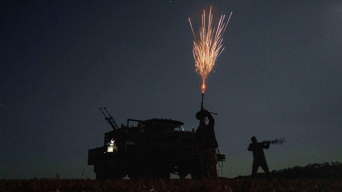 Das Gebiet Dnipropetrowsk ist seit langem Schauplatz der militärischen Auseinandersetzung - Drohnen schlagen immer wieder hier ein. (Archivbild)  - Foto: Evgeniy Maloletka/AP/dpa