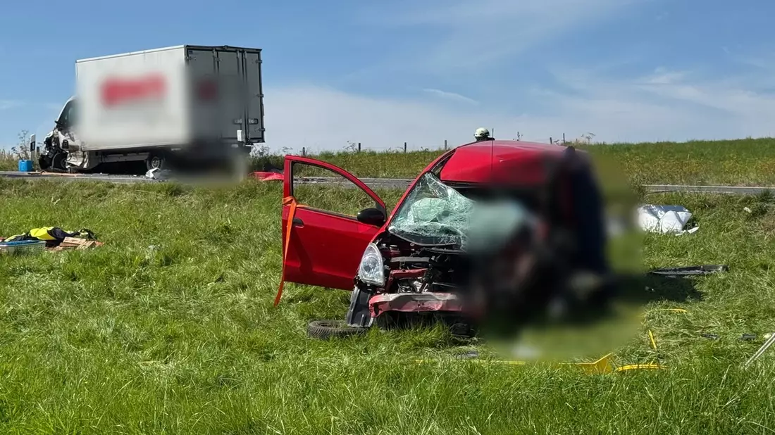 FW VG Westerburg: Frontalzusammenstoß zwischen PKW und Klein-LKW - Fahrerin verstirbt während der Rettung - Bild: presseportal.de