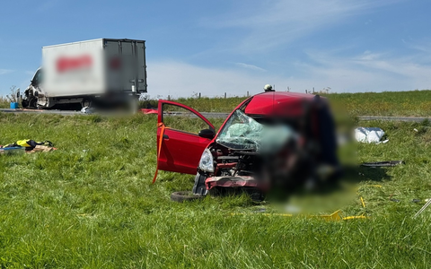 FW VG Westerburg: Frontalzusammenstoß zwischen PKW und Klein-LKW - Fahrerin verstirbt während der Rettung - Foto: presseportal.de
