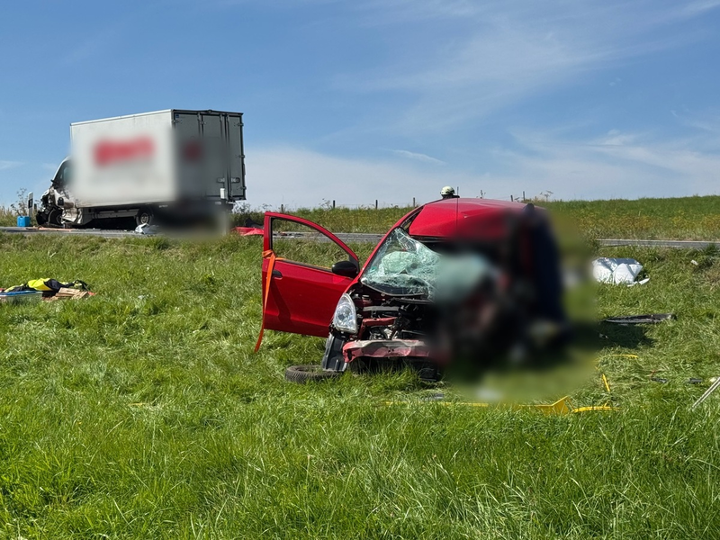 FW VG Westerburg: Frontalzusammenstoß zwischen PKW und Klein-LKW - Fahrerin verstirbt während der Rettung - Foto: presseportal.de