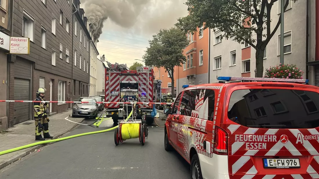 FW-E: Massiver Kellerbrand in Essen-Altendorf - Menschenrettung über Drehleitern - Bild: presseportal.de