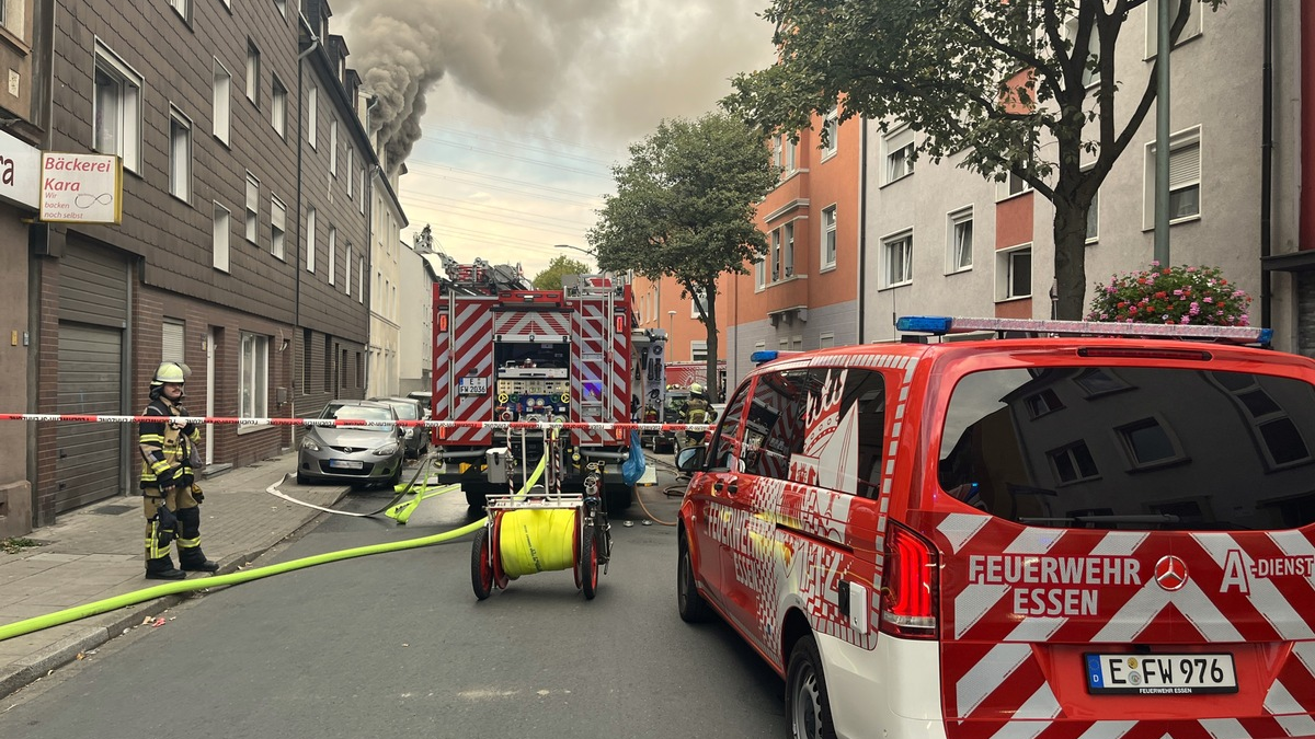 FW-E: Massiver Kellerbrand in Essen-Altendorf - Menschenrettung über Drehleitern - Foto: presseportal.de