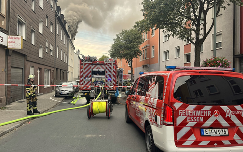 FW-E: Massiver Kellerbrand in Essen-Altendorf - Menschenrettung über Drehleitern - Foto: presseportal.de FW-E: Massiver Kellerbrand in Essen-Altendorf - Menschenrettung über Drehleitern - Foto: presseportal.de