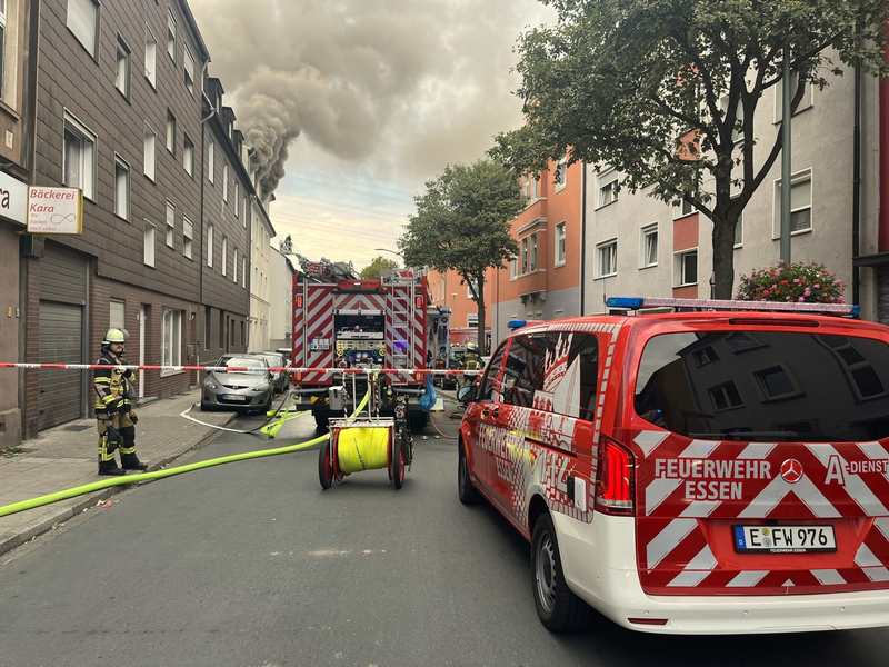 FW-E: Massiver Kellerbrand in Essen-Altendorf - Menschenrettung über Drehleitern - Foto: presseportal.de