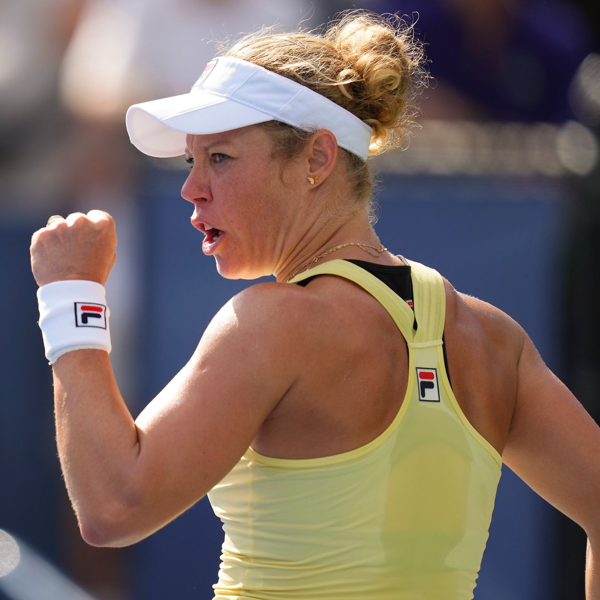Im zweiten Satz entschied Eva Lys (l), dass es nicht mehr weitergeht. - Foto: Kirsty Wigglesworth/AP/dpa