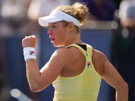 Voller Fokus auf den Ball: Amanda Anisimova gewann ein packendes Halbfinale gegen Naomi Osaka. - Foto: Kirsty Wigglesworth/AP/dpa