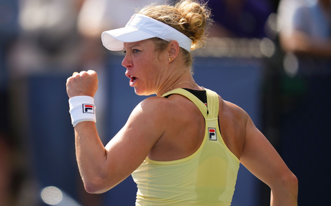 Im zweiten Satz entschied Eva Lys (l), dass es nicht mehr weitergeht. - Foto: Kirsty Wigglesworth/AP/dpa