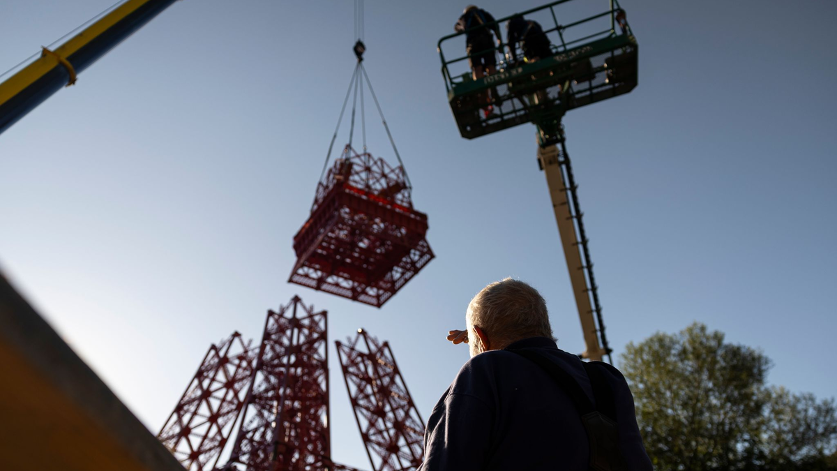 Die Arbeiten an dem Nachbau des Eiffelturms dauerten acht Jahre. - Foto: Hannes P. Albert/dpa