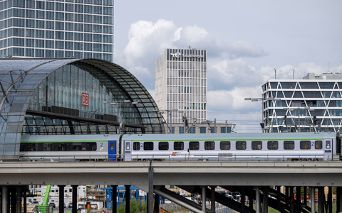 Die Nachfrage nach Reiseverbindungen zwischen Deutschland und Polen ist stark gestiegen. (Archivbild) - Foto: Monika Skolimowska/dpa Die Nachfrage nach Reiseverbindungen zwischen Deutschland und Polen ist stark gestiegen. (Archivbild) - Foto: Monika Skolimowska/dpa