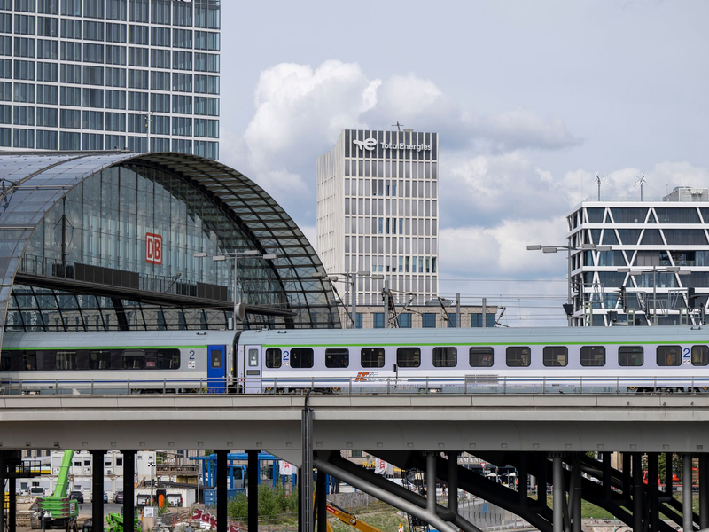 Die Nachfrage nach Reiseverbindungen zwischen Deutschland und Polen ist stark gestiegen. (Archivbild) - Foto: Monika Skolimowska/dpa