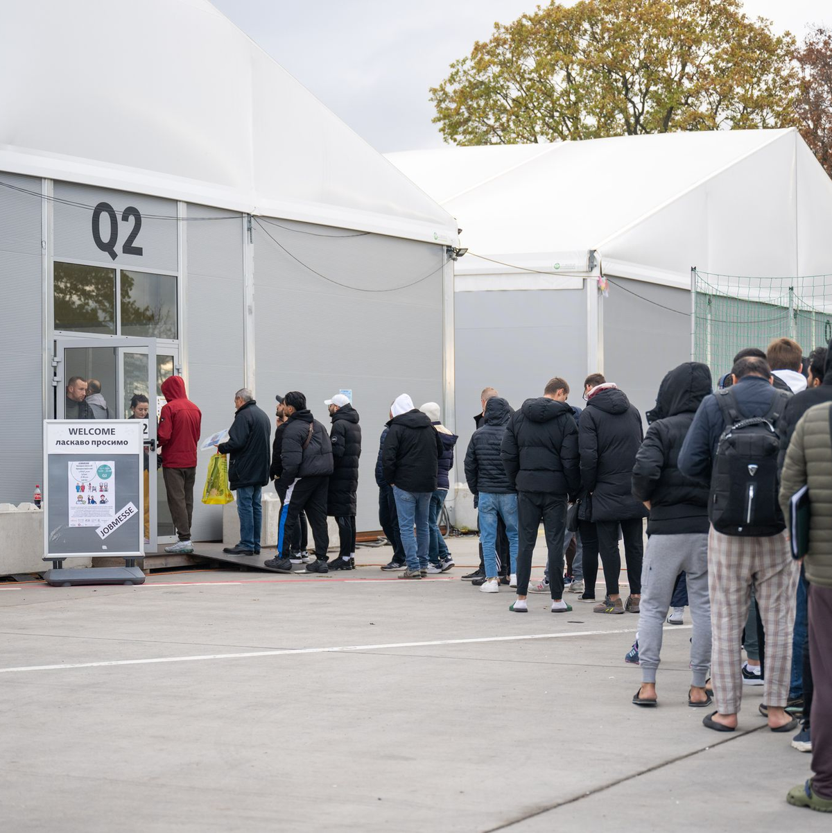 Die Zahl der Asylbewerber, die nach Deutschland kommen, ging im vergangenen Jahr deutlich zurück. (Archivbild) - Foto: Christophe Gateau/dpa