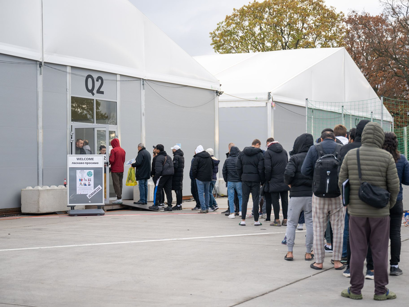 Die Zahl der Asylbewerber, die nach Deutschland kommen, ging im vergangenen Jahr deutlich zurück. (Archivbild) - Foto: Christophe Gateau/dpa
