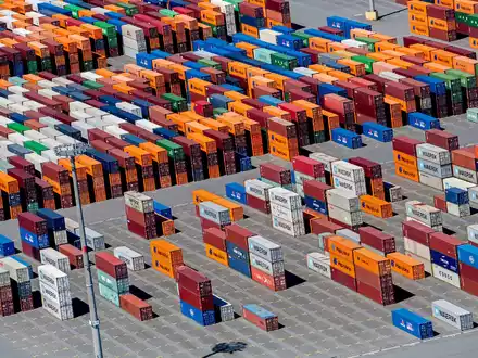 Der Zoll-Deal zwischen den USA und der EU schwächt die deutsche Exportwirtschaft. - Foto: Hauke-Christian Dittrich/dpa