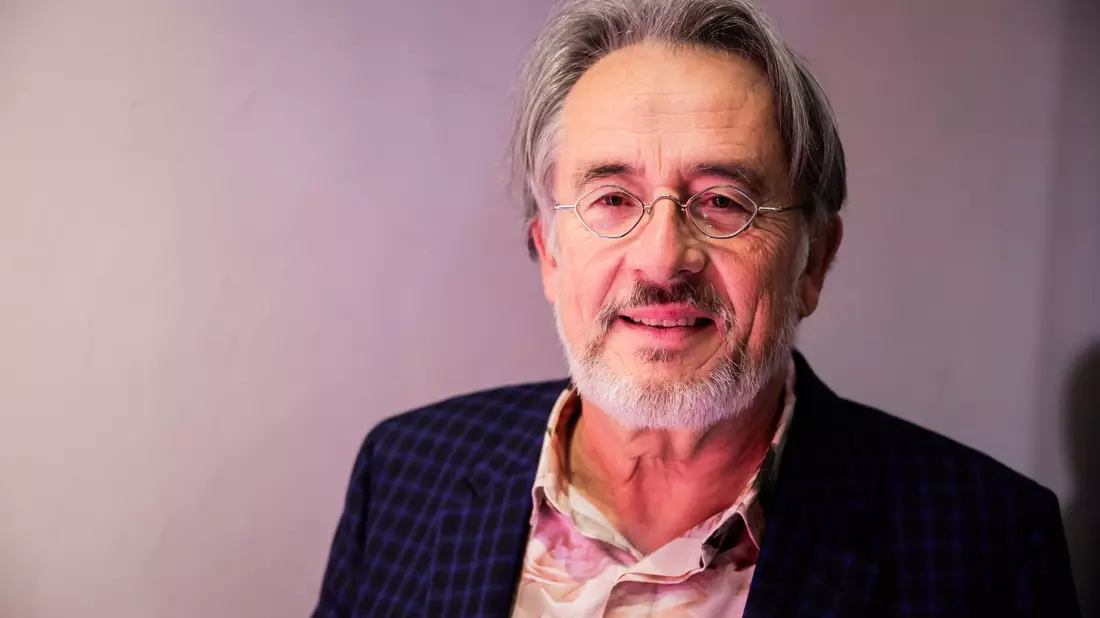 Mit 66 Jahren, da fängt das Leben an: Gert Scobel bleibt auch als Rentner aktiv bei Youtube. (Archivbild) - Bild: Christoph Soeder/dpa