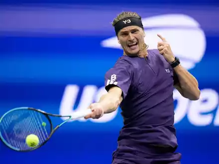 Zverev wehrte im zweiten Durchgang einen Satzball gegen sich mit seinem Aufschlag ab. - Foto: Frank Franklin II/AP/dpa