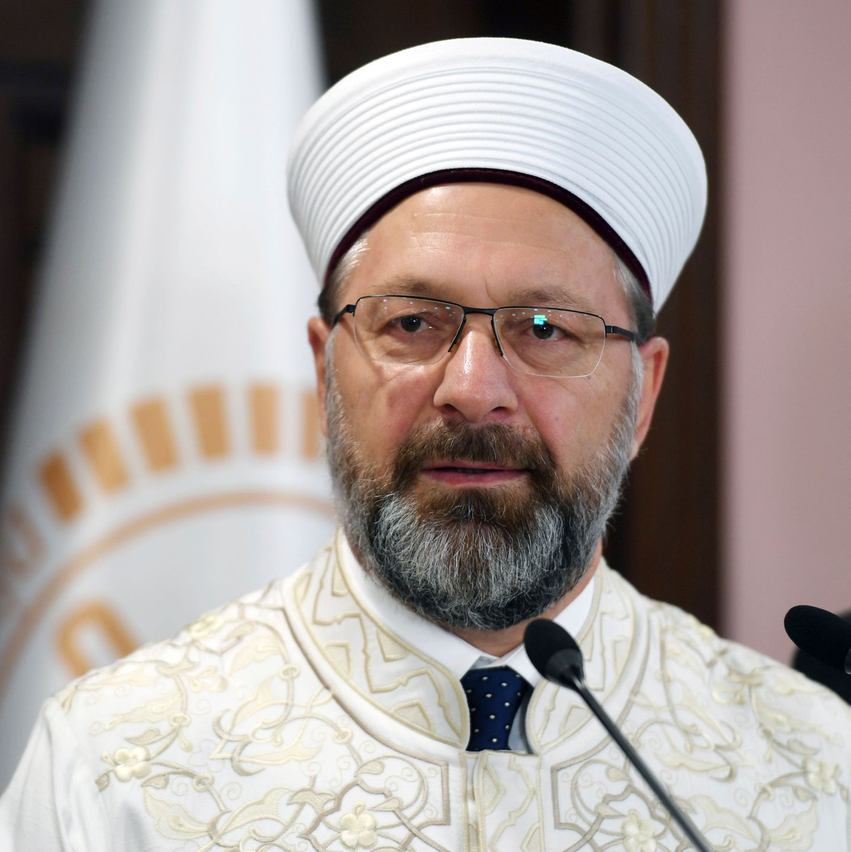 Ali Erbas, Präsident der türkischen Religionsbehörde Diyanet - deren Auslegung des Islam ist vielen Frauen zu restriktiv. (Archivbild) - Foto: Uncredited/AP/dpa