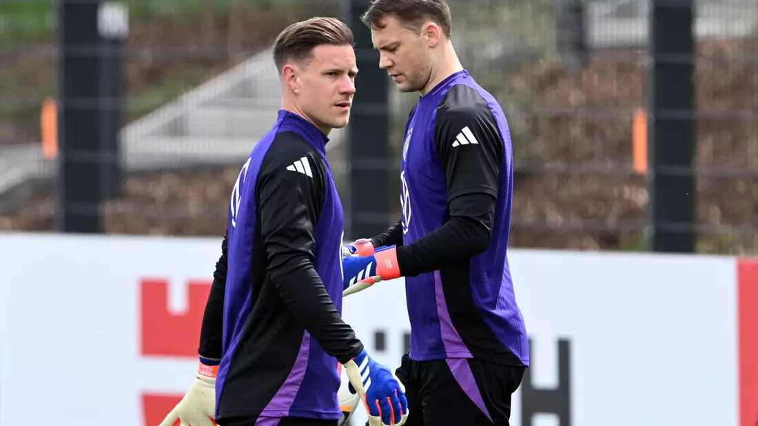 Marc-André ter Stegen (l) ist derzeit verletzt, Manuel Neuer zeigt beim FC Bayern unverändert starke Leistungen. (Archivbild) - Bild: Federico Gambarini/dpa
