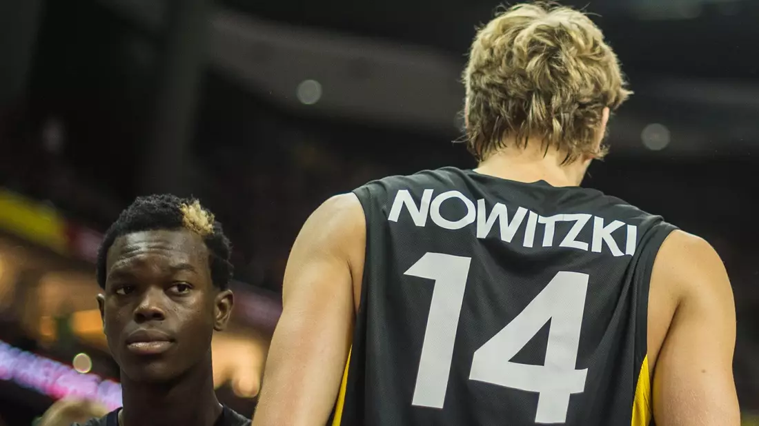 Spielten bei der EM 2015 zusammen: Schröder und Nowitzki. - Bild: Lukas Schulze/dpa