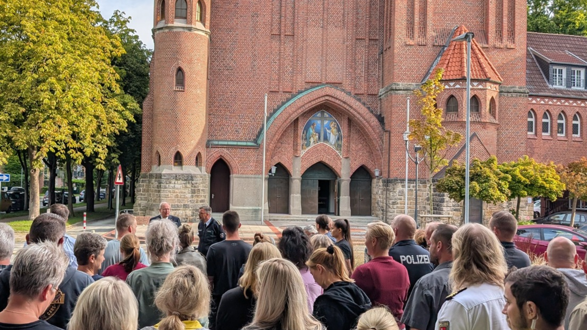 POL-WHV: Schweigeminute für im Einsatz getöteten Polizeibeamten Simon B. - Foto: presseportal.de