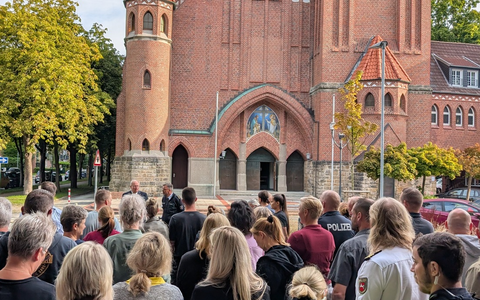 POL-WHV: Schweigeminute für im Einsatz getöteten Polizeibeamten Simon B. - Foto: presseportal.de