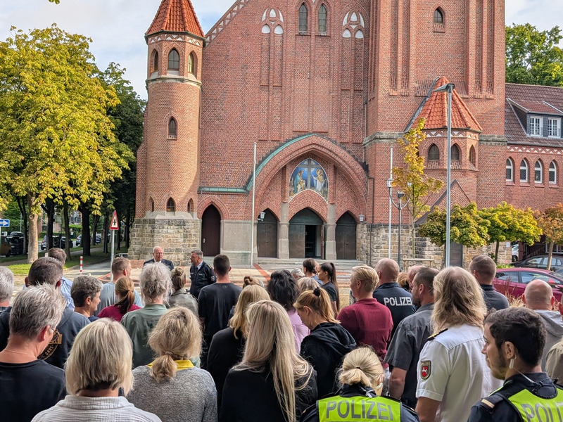 POL-WHV: Schweigeminute für im Einsatz getöteten Polizeibeamten Simon B. - Foto: presseportal.de