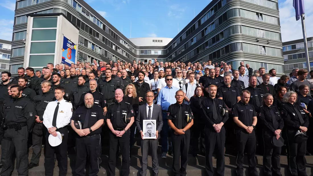 Das saarländische Innenministerium hatte die Polizeibehörden der anderen Länder und des Bundes eingeladen, sich der Gedenkminute anzuschließen. Hier zahlreiche Beamte vor dem Polizeipräsidium in Hamburg. - Bild: Marcus Brandt/dpa