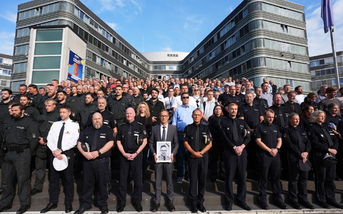 Das saarländische Innenministerium hatte die Polizeibehörden der anderen Länder und des Bundes eingeladen, sich der Gedenkminute anzuschließen. Hier zahlreiche Beamte vor dem Polizeipräsidium in Hamburg. - Foto: Marcus Brandt/dpa