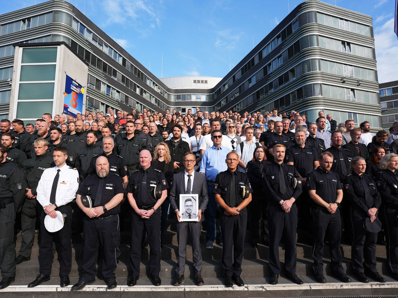Das saarländische Innenministerium hatte die Polizeibehörden der anderen Länder und des Bundes eingeladen, sich der Gedenkminute anzuschließen. Hier zahlreiche Beamte vor dem Polizeipräsidium in Hamburg. - Foto: Marcus Brandt/dpa