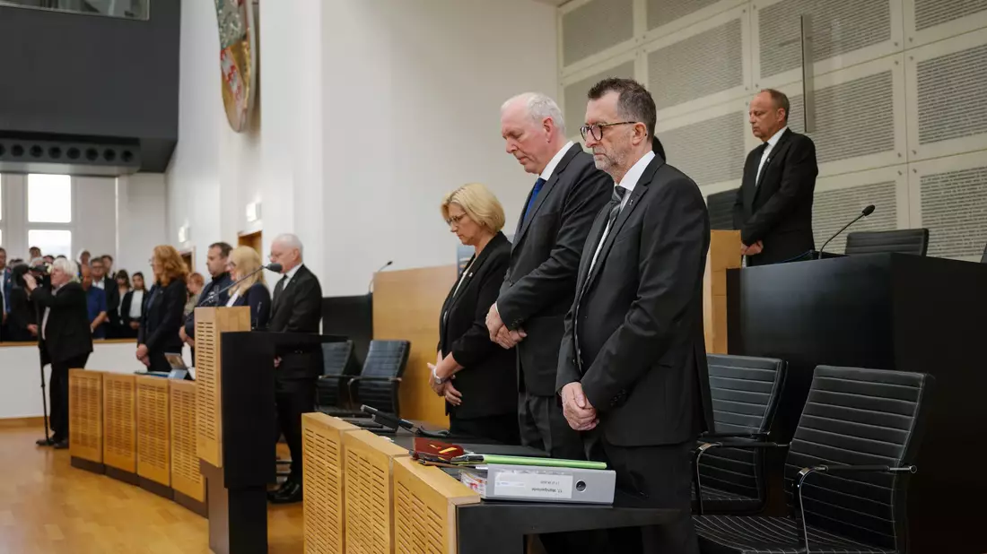 Stilles Gedenken im saarländischen Landtag. Die saarländische Landesregierung hatte zu einer Schweigeminute für den in Völklingen im Dienst getöteten Polizisten aufgerufen. - Bild: Oliver Dietze/dpa