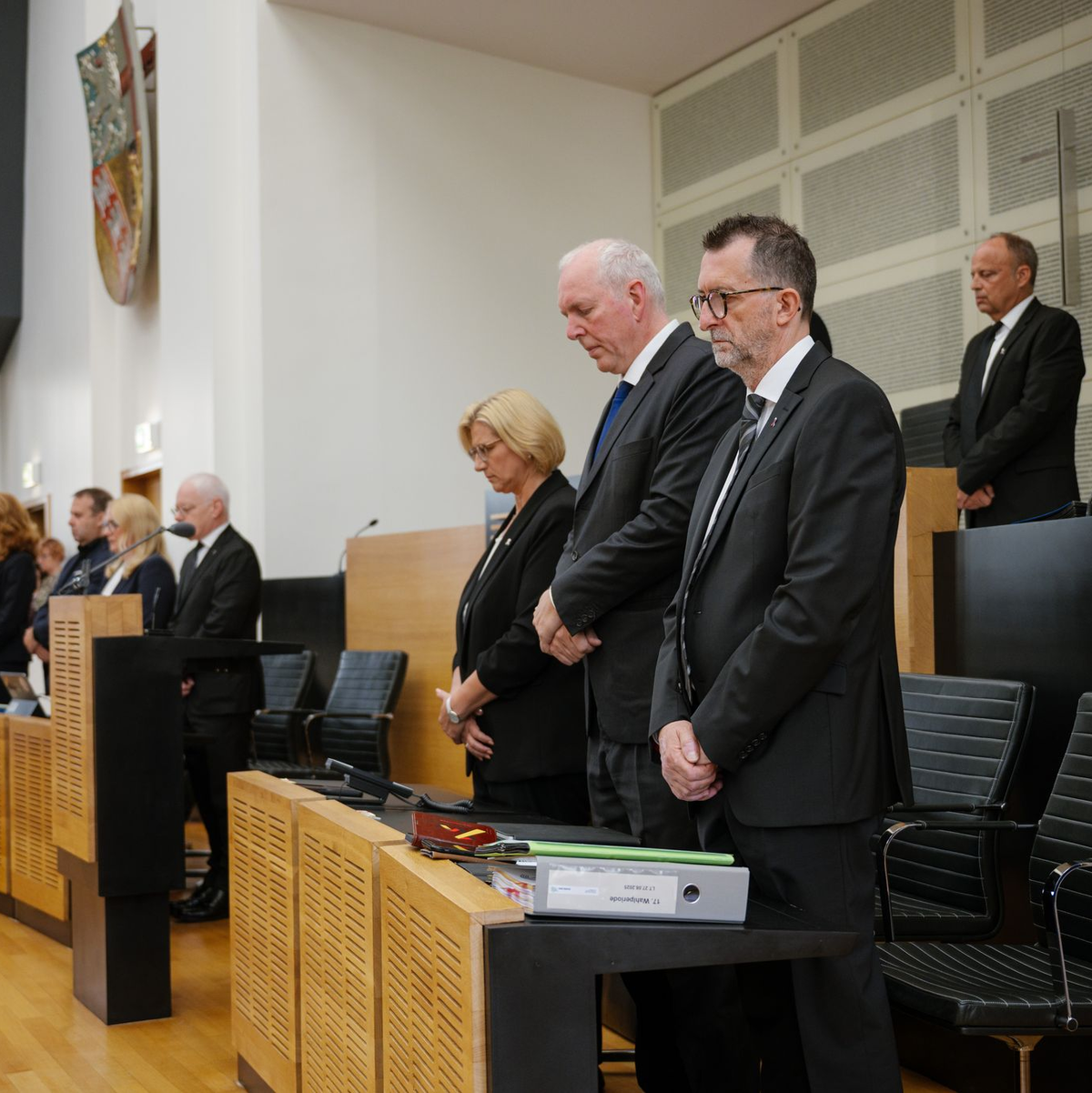 Stilles Gedenken im saarländischen Landtag. Die saarländische Landesregierung hatte zu einer Schweigeminute für den in Völklingen im Dienst getöteten Polizisten aufgerufen. - Foto: Oliver Dietze/dpa