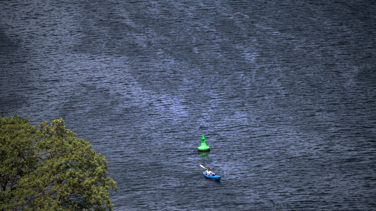 Ein Mann in den USA hat seinen eigenen Tod bei einem Kajakunfall vorgetäuscht. (Symbolbild) - Foto: Ralf Hirschberger/dpa