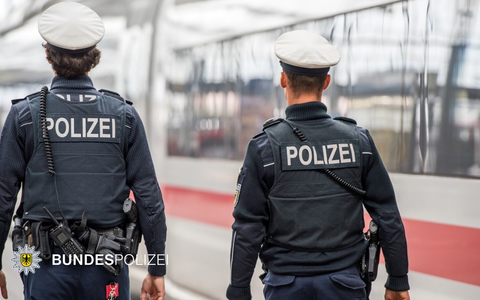 Bundespolizeidirektion München: Familienzusammenführung geglückt Bundespolizei schickt Kinder nach - Foto: presseportal.de Bundespolizeidirektion München: Familienzusammenführung geglückt Bundespolizei schickt Kinder nach - Foto: presseportal.de