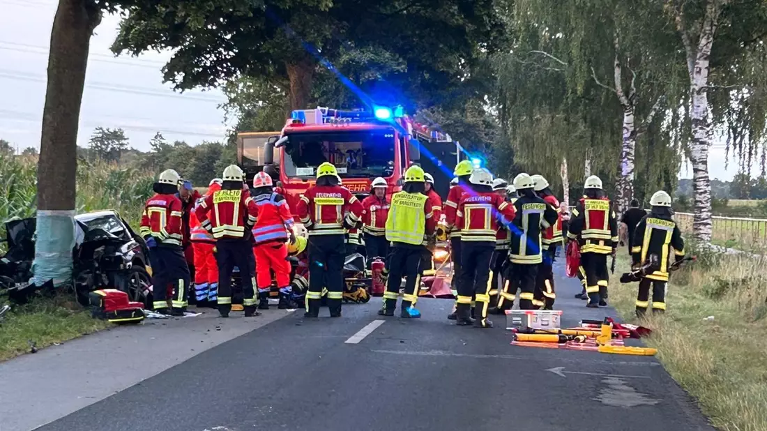 POL-STD: 18-jähriger Fahrer bei Unfall in Brest schwer verletzt, Einbrecher im Imbissbereich des Freibades Hollen-Twielenfleth, 83-jähriger Senior in der Nähe vom Stader Bahnhof beraubt - Polizei sucht Zeugen - Bild: presseportal.de