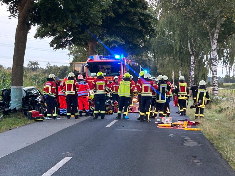 POL-STD: 18-jähriger Fahrer bei Unfall in Brest schwer verletzt, Einbrecher im Imbissbereich des Freibades Hollen-Twielenfleth, 83-jähriger Senior in der Nähe vom Stader Bahnhof beraubt - Polizei sucht Zeugen - Foto: presseportal.de