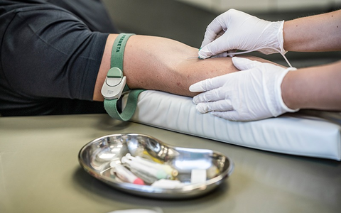 BPOL NRW: Bundespolizei nimmt stark alkoholisierte Frau in Gewahrsam - Sie hatte durch Wurf einer Flasche einen Mann am Kopf verletzt - Foto: presseportal.de