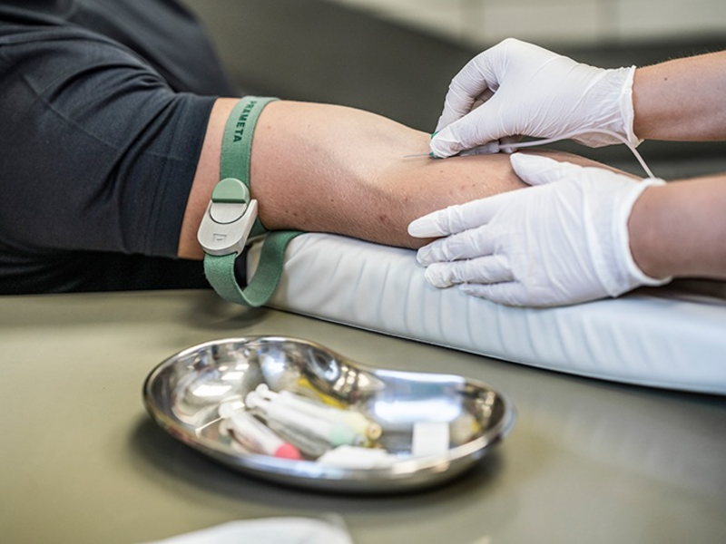 BPOL NRW: Bundespolizei nimmt stark alkoholisierte Frau in Gewahrsam - Sie hatte durch Wurf einer Flasche einen Mann am Kopf verletzt - Foto: presseportal.de