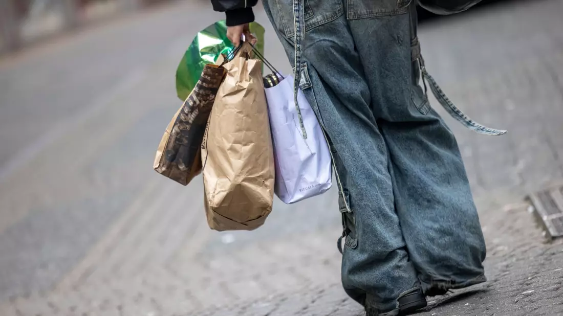 Die Menschen in Deutschland scheuen zurzeit eher größere Anschaffungen, weil sie sich Sorgen um ihren Job machen. (Symbolbild) - Bild: Thomas Banneyer/dpa
