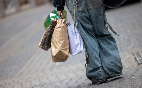 Die Menschen in Deutschland scheuen zurzeit eher größere Anschaffungen, weil sie sich Sorgen um ihren Job machen. (Symbolbild) - Foto: Thomas Banneyer/dpa