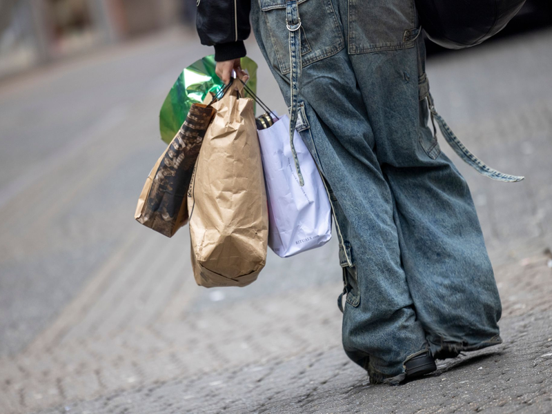 Die Menschen in Deutschland scheuen zurzeit eher größere Anschaffungen, weil sie sich Sorgen um ihren Job machen. (Symbolbild) - Foto: Thomas Banneyer/dpa